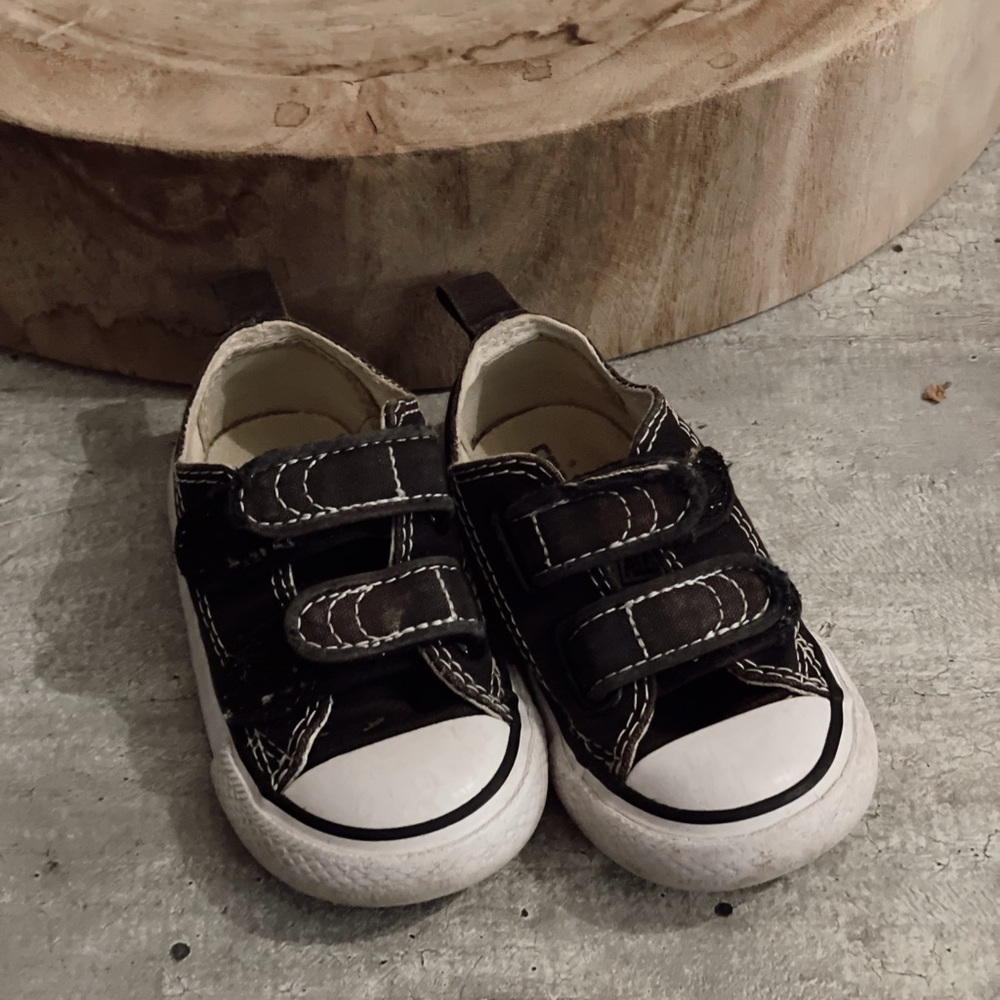 Chuck Taylor® 2V Ox (Infant/Toddler) Velcro size 5
